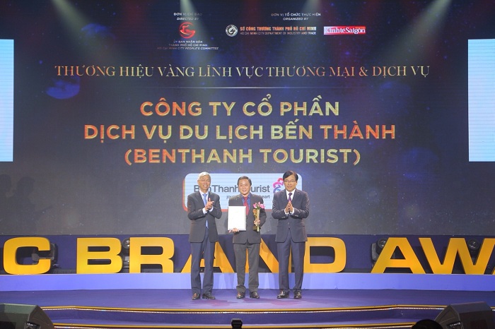 Ông Nguyễn Ngọc Hoài Nguyên - Tổng Giám đốc BenThanh Tourist nhận giải thưởng